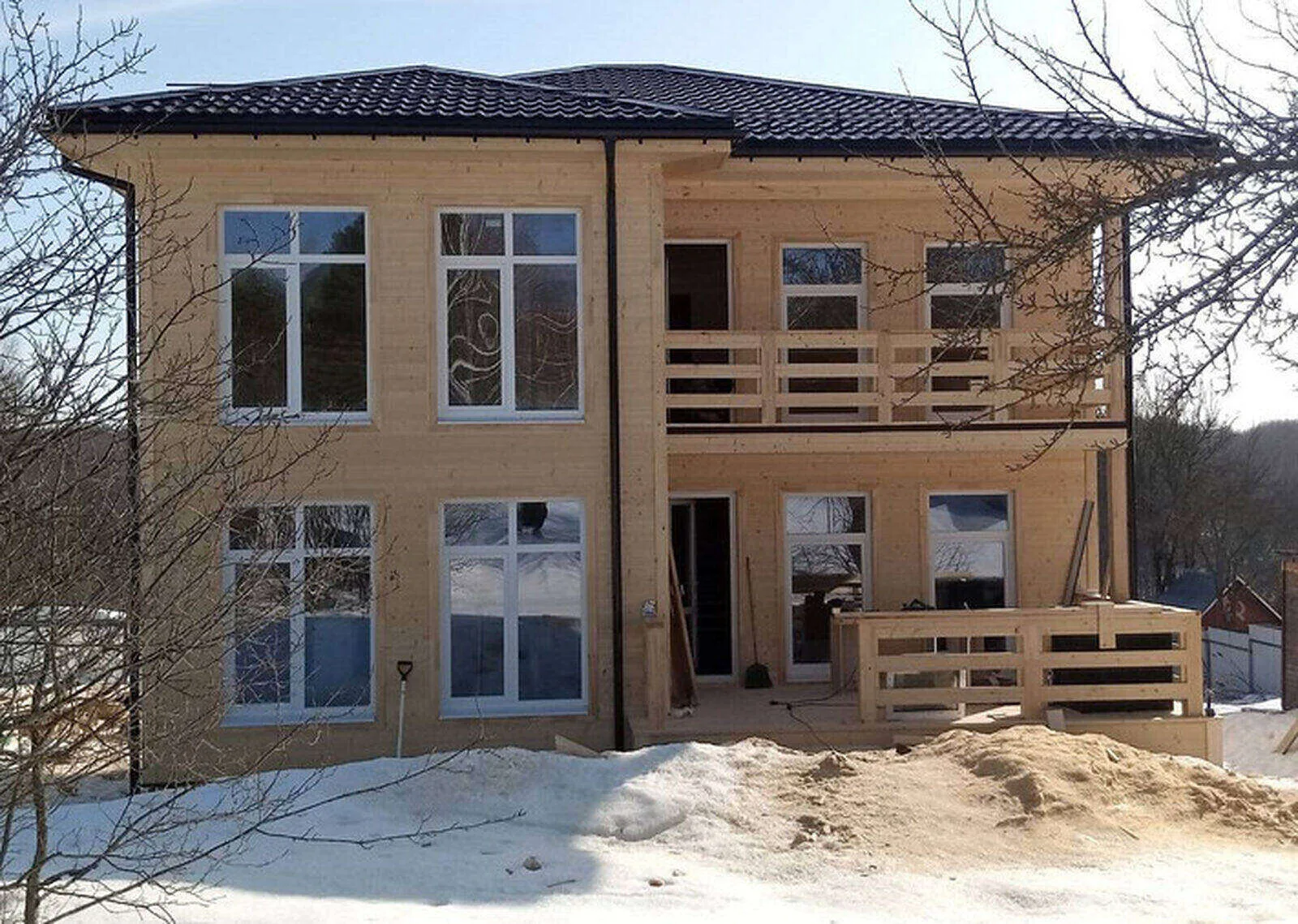 Готовый каркасный дом Дбрус: деревянный фасад, доска ещё не покрашена